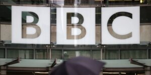 El presidente de la BBC se disculpa por el «error de juicio» tras la edición engañosa de un discurso de Trump