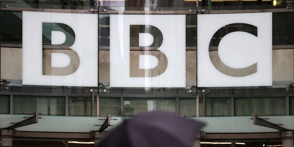 El presidente de la BBC se disculpa por el «error de juicio» tras la edición engañosa de un discurso de Trump