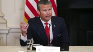 El secretario de Guerra de EEUU dice que estudiará con Pekín un canal de comunicación militar | elperiodico.com