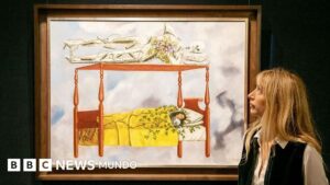«El sueño (la cama)», la pintura de Frida Kahlo que se convirtió en la obra de arte más cara de una mujer jamás subastada