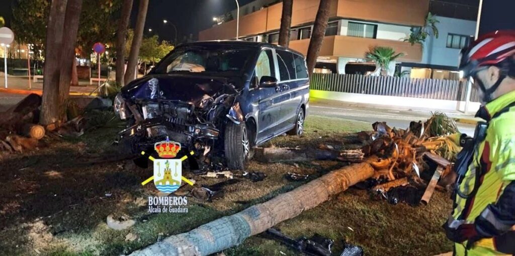 El torero Cayetano Rivera sale ileso de un accidente tras chocar su vehículo contra una palmera en Sevilla