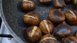El truco para pelar las castañas fácilmente cuando las asas en casa