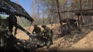 El ‘zar’ de la artillería moderna: militares rusos revelan secretos del cañón de alta potencia 2S7 Pión