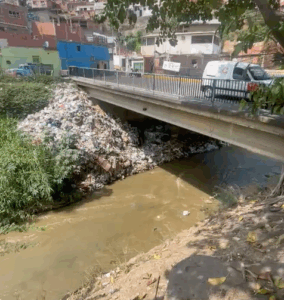 En Zamora exigen sanciones por arrojar basura a la quebrada