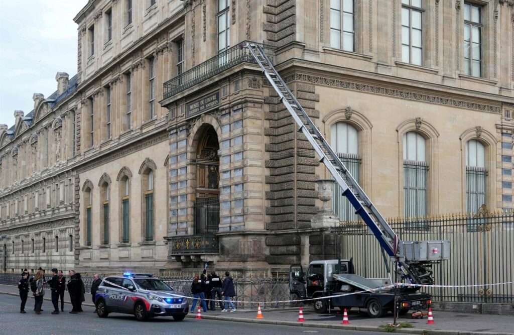 En libertad tres de los cinco detenidos el jueves por el robo del Louvre
