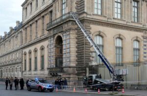 En libertad tres de los cinco detenidos el jueves por el robo del Louvre | europapress.es