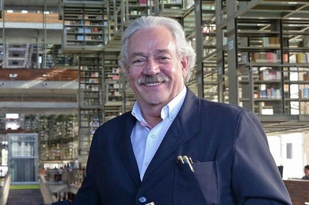 "Escritor integral, creador, maestro y lector apasionado"