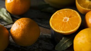 Esto es lo que pasa en tu cuerpo si te comes la parte blanca de las naranjas