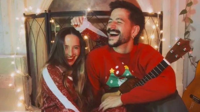 Evaluna y Camilo estrenaron canción navideña que fusiona tradiciones latinas y de EEUU