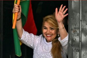 Expresidenta de Bolivia Jeanine Áñez sale de prisión tras la anulación de su condena