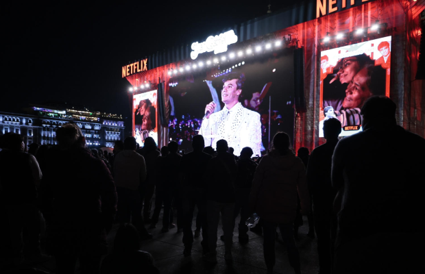 Fans de Juan Gabriel llenaron el Zócalo de CDMX para rendirle homenaje