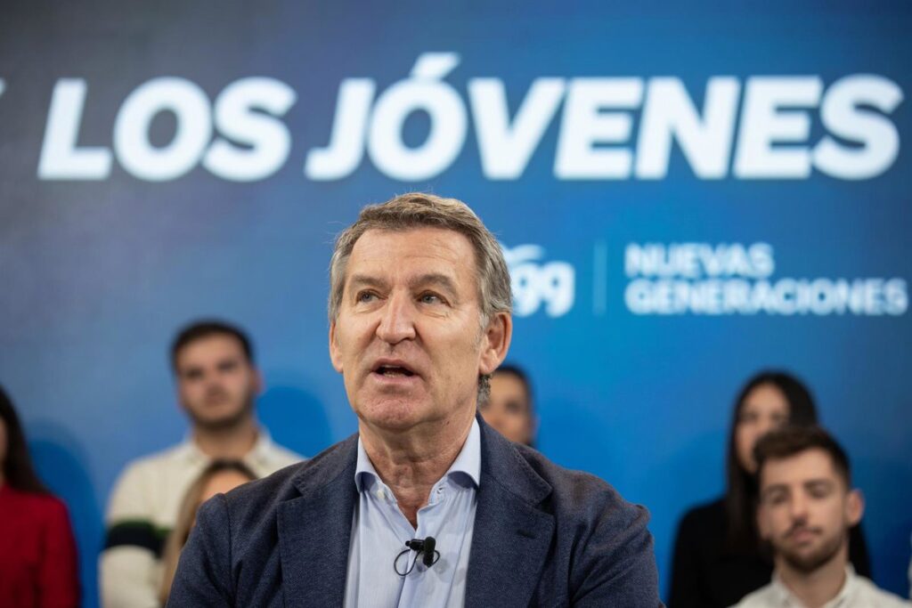 Feijóo quiere jóvenes ambiciosos y que "no vivan del Estado" y les alerta de partidos que "discuten" la democracia