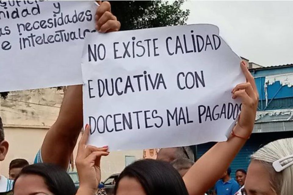 Gremios de docentes piden bono navideño de $400: primer pago de aguinaldos fue "chucuto"