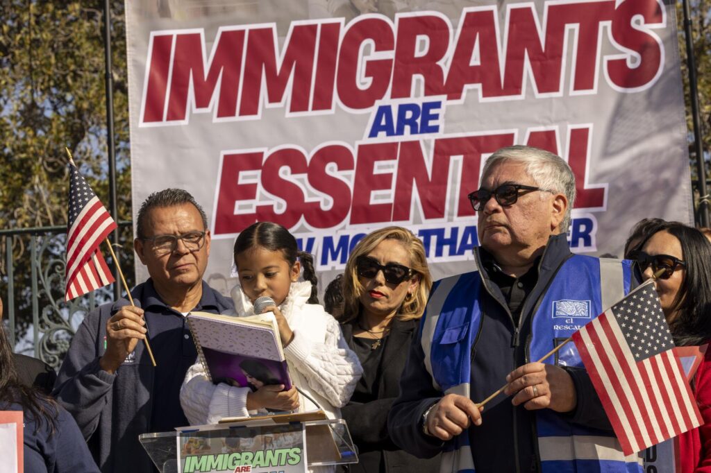 Grupos latinos exigen al Gobierno de Trump que rinda cuentas por acciones contra migrantes - AlbertoNews