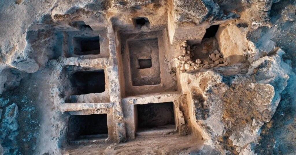 Hallan una necrópolis excavada en la roca con decenas de tumbas en la antigua ciudad anatolia de Colossae