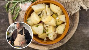 Hay que aliñar con las patatas calientes y dejar enfriar después