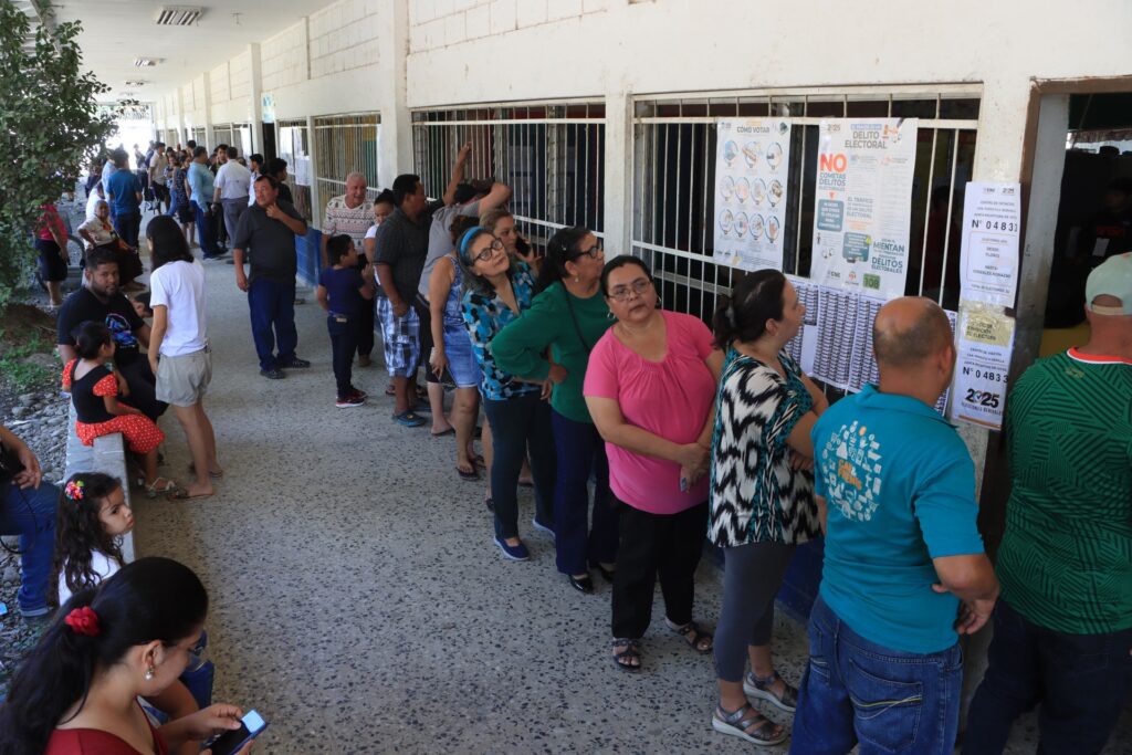 Honduras retrasa por una hora el cierre de las urnas ante la gran afluencia de electores - AlbertoNews