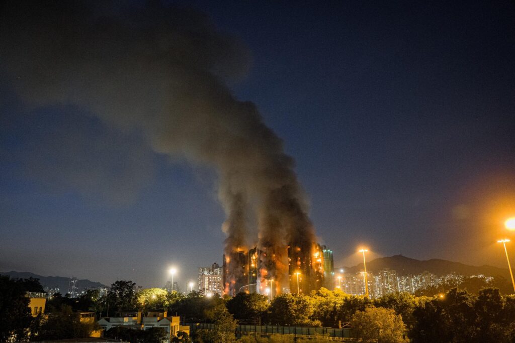 Hong Kong investiga a la constructora del incendio de Tai Po con al menos 94 fallecidos - AlbertoNews