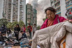 Hong Kong llora a sus muertos: una ciudad en shock mientras los bomberos continúan buscando supervivientes del incendio | elmundo.es