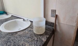 Hospital Vargas en crisis: baños insalubres y pacientes de diálisis en riesgo por falta de agua
