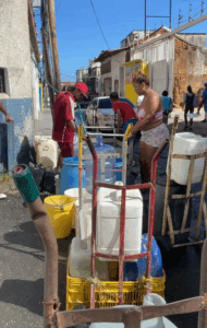 Hotel Ovetense surte de agua gratis a Quenepe y Pariata