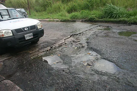 Huecos y aguas servidas por Colinas de Carabobo – Diario La Nación
