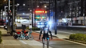 Humanoide chino entra al Guinness tras caminar tres días