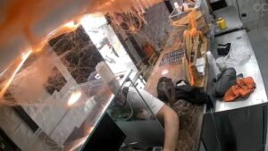 Hurtó bolso que contenía $400 en un restaurant
