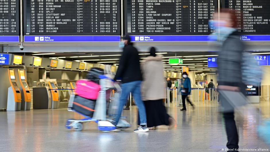 IATA pide a Venezuela reconsiderar revocación de licencias – DW – 28/11/2025