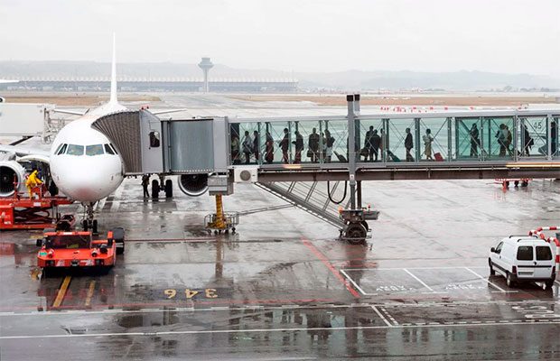 IATA urge a Venezuela a "reconsiderar" revocación de permisos a aerolíneas
