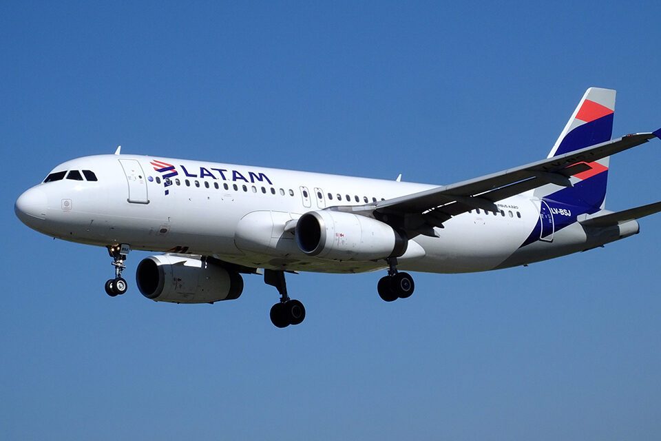 INAC revoca concesión a seis aerolíneas y las acusa de sumarse a "acciones de terrorismo"
