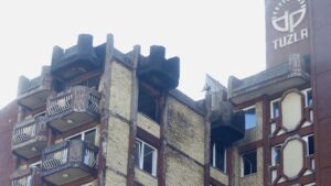 INCENDIO RESIDENCIA BOSNIA | Once muertos y 35 heridos por un incendio en una residencia de Bosnia | elperiodico.com