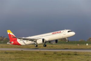 Iberia y Plus Ultra extienden al 31 de enero suspensión de vuelos