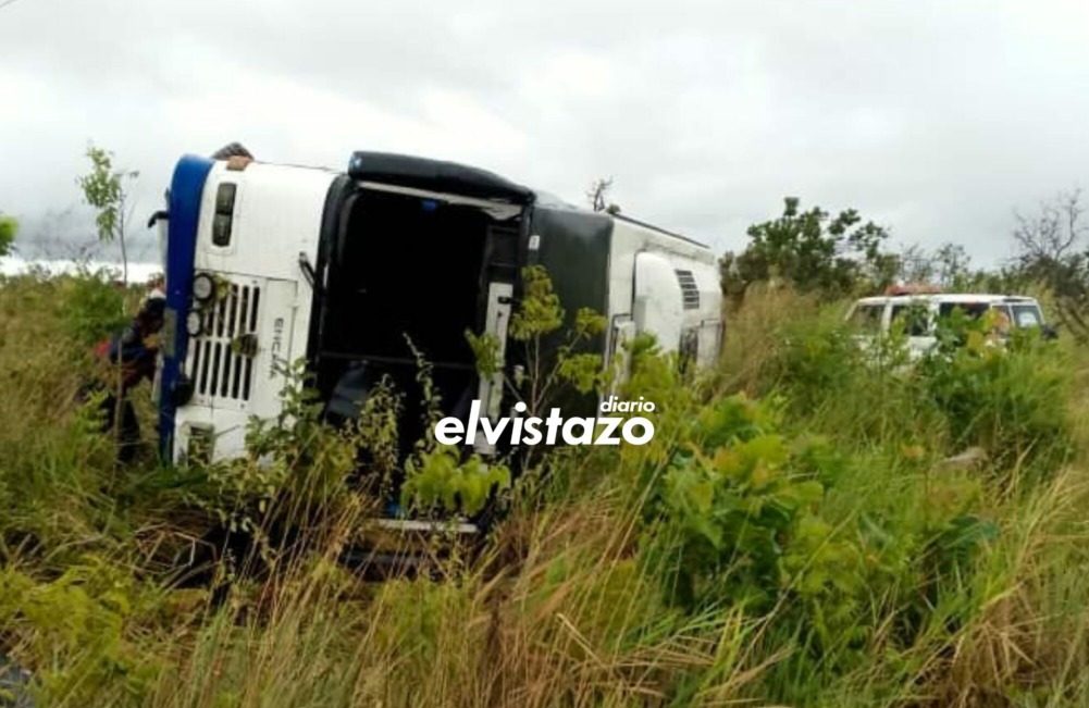 Ilesos los tres tripulantes de un autobús Encava que se volcó en la carretera El Tigre - Bolívar
