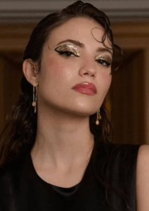 Ilumina tu mirada con glitter dorado para las fiestas navideñas