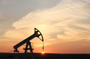 Incertidumbre en Rusia y Venezuela empuja a operadores del crudo hacia estrategias más seguras