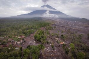 Indonesia evacúa a casi 1.000 personas por la erupción del volcán Semeru | elmundo.es