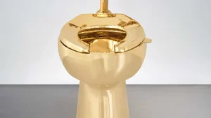 Inodoro de oro del artista Maurizio Cattelan se vende por 12,1 millones dólares en subasta