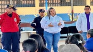 Inspeccionan comunidades afectadas por incendio en petroquímica