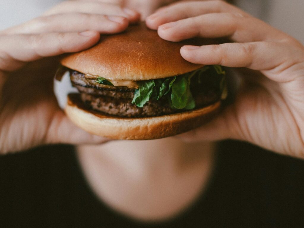 Intentó tragarse una hamburguesa entera sin masticar, pero todo salió mal y solo un milagro puede salvarlo