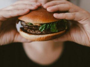 Intentó tragarse una hamburguesa entera sin masticar, pero todo salió mal y solo un milagro puede salvarlo