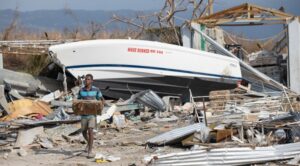 Jamaica instala hospitales de campaña ante paso de Melissa