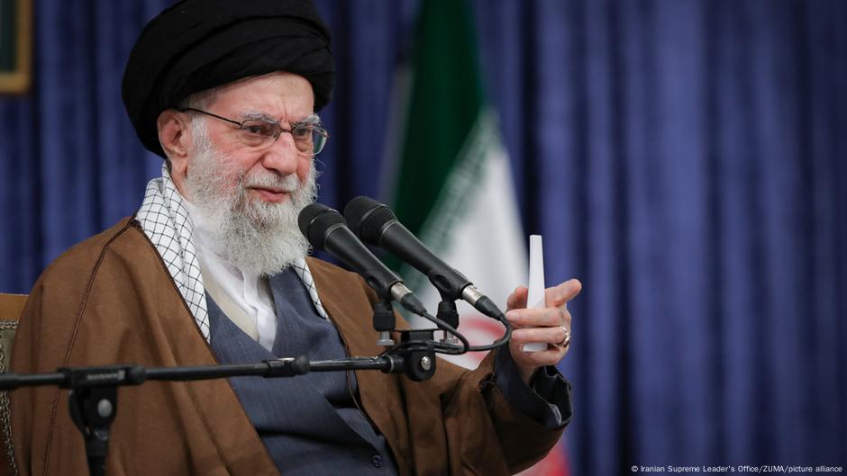 Jamenei descarta cooperar con EE.UU. mientras apoye a Israel – DW – 03/11/2025