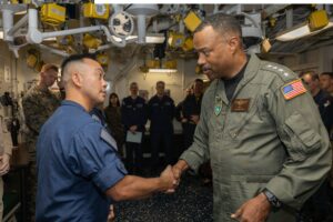 Jefe del Comando Sur de EE.UU. visita buque de guerra desplegado en el Caribe en plena tensión con Venezuela – AlbertoNews