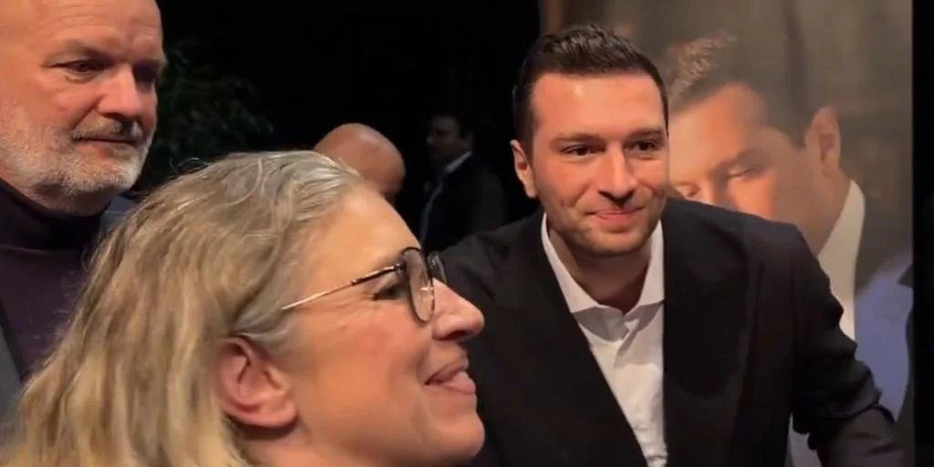Jordan Bardella, agredido con un huevo en la cabeza durante una firma de libros