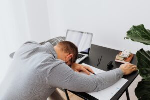 Joven murió por agotamiento laboral después de trabajar 80 horas semanales