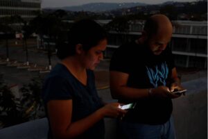 Jóvenes venezolanos evitan el consumo de noticias, dice estudio