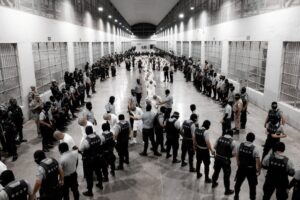 Kristi Noem autorizó las deportaciones de venezolanos a El Salvador pese a la orden judicial que las prohibía
