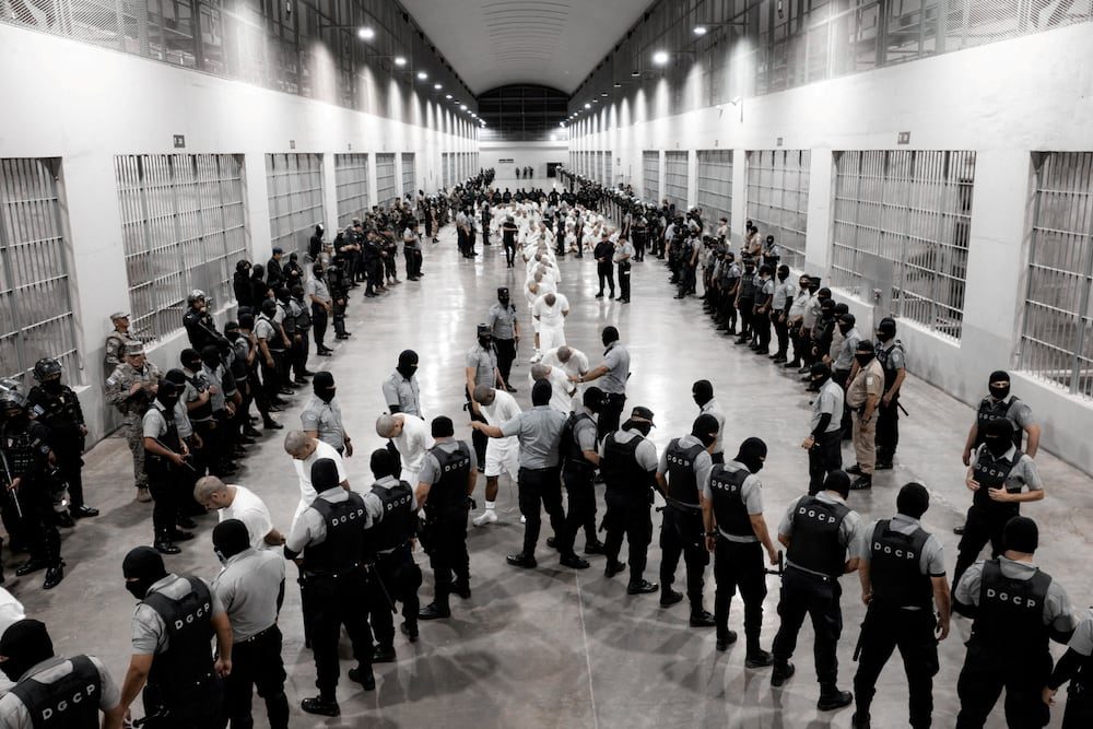 Kristi Noem autorizó las deportaciones de venezolanos a El Salvador pese a la orden judicial que las prohibía