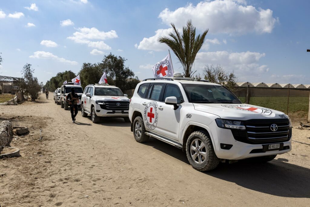 La Cruz Roja recibe de Hamás los cuerpos de tres supuestos rehenes en Gaza - AlbertoNews